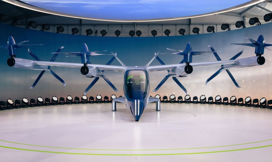 Protótipo de aeronave elétrica eVTOL com hélices exposto em ambiente interno