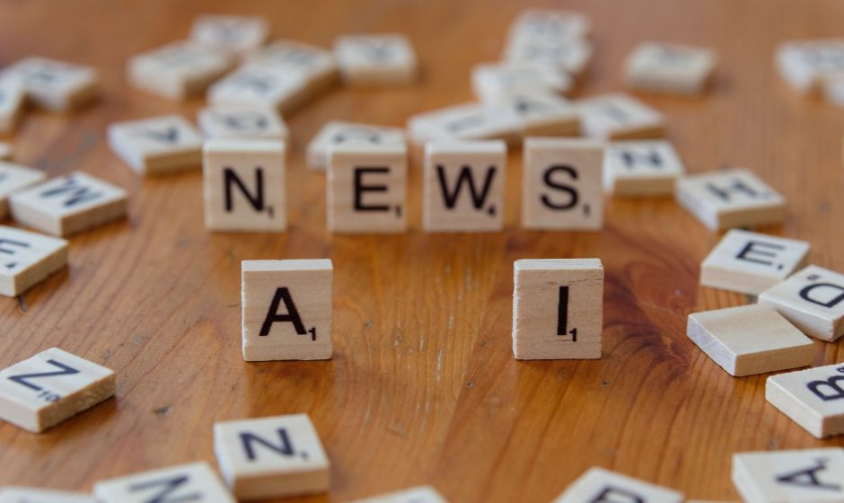 Peças de jogo de palavras formando os termos “AI” e “NEWS” sobre uma superfície clara.